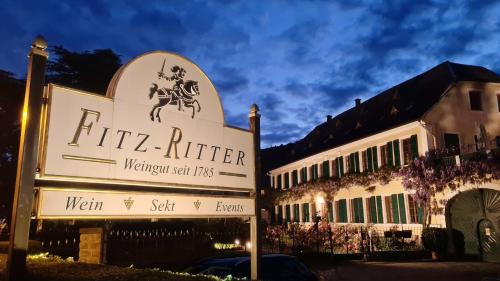 a sign for the filt rrier mansion and a building at Unterkunft im Weingut Fitz-Ritter in Bad Dürkheim