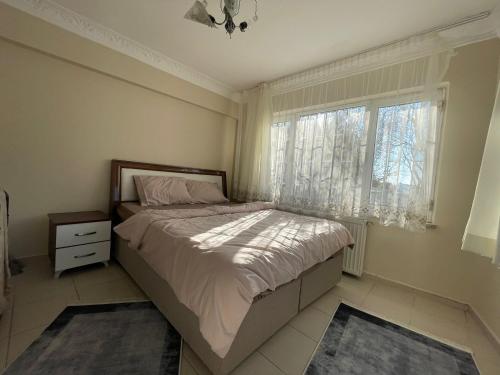 1 dormitorio con cama y ventana en Taksim house, en Estambul