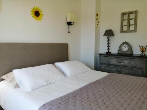 リル・シュル・ラ・ソルギュにあるLe Cabanon de Lauraのベッドルーム1室(枕2つ、ドレッサー付)