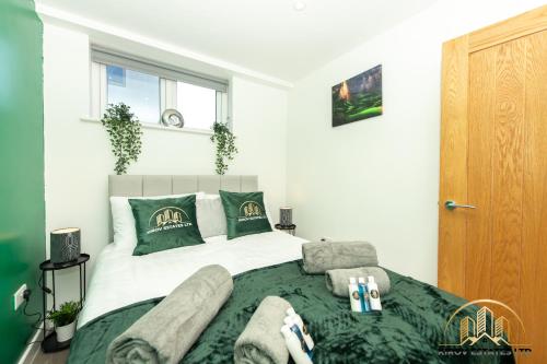 a bedroom with a bed with a green bedspread at Artemis Apartment - The Hunting Watch of Town in Southampton