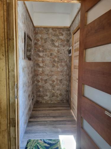 a room with a door and a brick wall at Ruka Lee II Las Trancas - Refugios de Montaña Reloncaví - Factura Inmediata in Nevados de Chillan