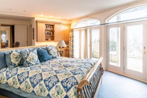 ein Schlafzimmer mit einem Bett und einem großen Fenster in der Unterkunft Sur La Plage in New Buffalo