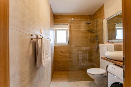 łazienka z prysznicem, toaletą i umywalką w obiekcie Holiday Home Aria w Nin