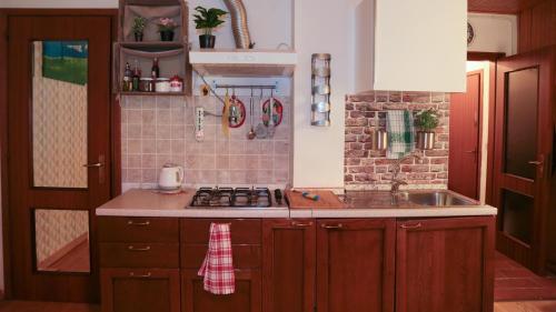 cocina con fregadero y fogones horno superior en Guest House Benny, en Reggio Emilia
