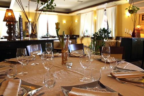 - une table avec des verres à vin dans l'établissement Hotel Ristorante Taverna Verde, à Piverone