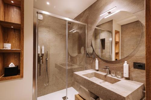 y baño con lavabo y ducha. en Valtur Cristallo Ski Resort, Dependance Cristallino en Breuil-Cervinia