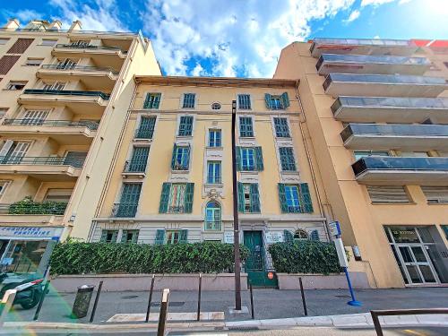 Nestor&Jeeves - GOLDIE FRANCE RIVIERA - Very close sea