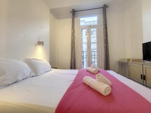 um quarto com uma cama grande e toalhas em Nestor&Jeeves - GOLDIE FRANCE RIVIERA - Very close sea em Nice