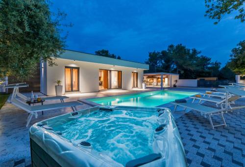 House with pool Mimi