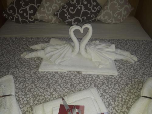 dois cisnes feitos de toalhas numa cama em Lovely House Claudia-perfetto per Venezia em Mestre
