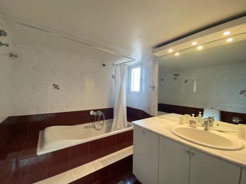 Kúpeľňa v ubytovaní 2-bedroom apartment in Athina (Filopappou)