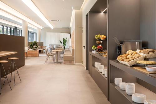 オエイラスにあるB&B HOTEL Lisboa Oeirasのキッチン(カウンター、パンなど付)