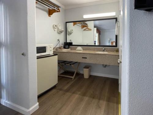 ein Badezimmer mit einem Waschbecken und einer Mikrowelle in der Unterkunft Motel 6 San Francisco CA Lombard Street in San Francisco
