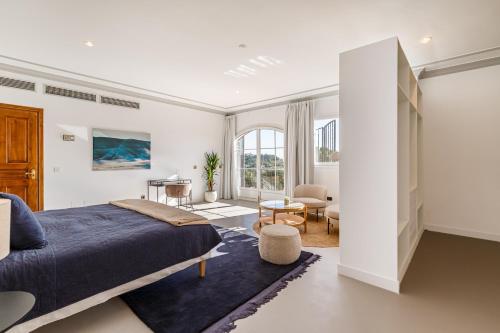 1 dormitorio con 1 cama y sala de estar en Luxury Mediterranean Villa La Ladera, Marbella, en Benahavís