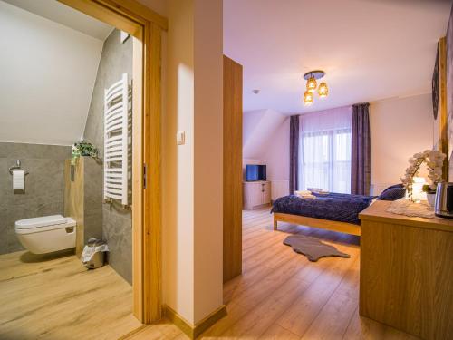 a bedroom with a bed and a bathroom at Rezydencja Widokowa in Bukowina Tatrzańska