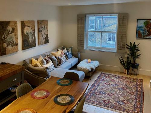sala de estar con sofá y mesa en New Build Modern 1 Bedroom, en Londres
