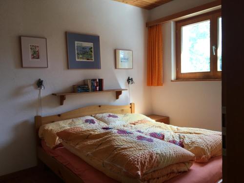 - une chambre avec un lit et une fenêtre dans l'établissement Forigel UG, à Valbella