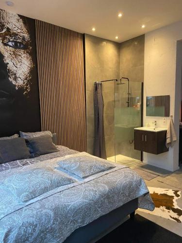 een slaapkamer met een bed, een douche en een wastafel bij Garden Suite in city center in Antwerpen