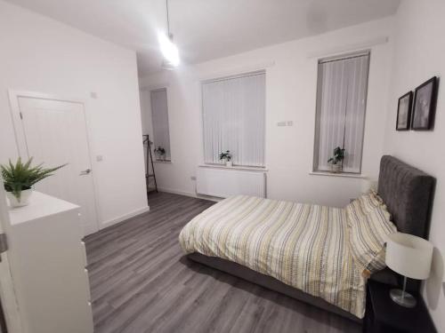 Krevet ili kreveti u jedinici u okviru objekta 6 bedroom 6 Ensuite 1 min to M6 Jct 9 15 min to Bham