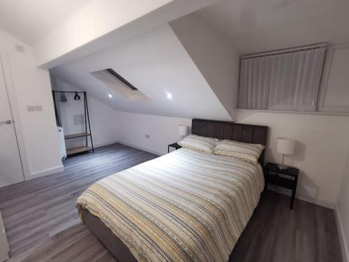 Ένα ή περισσότερα κρεβάτια σε δωμάτιο στο 6 bedroom 6 Ensuite 1 min to M6 Jct 9 15 min to Bham