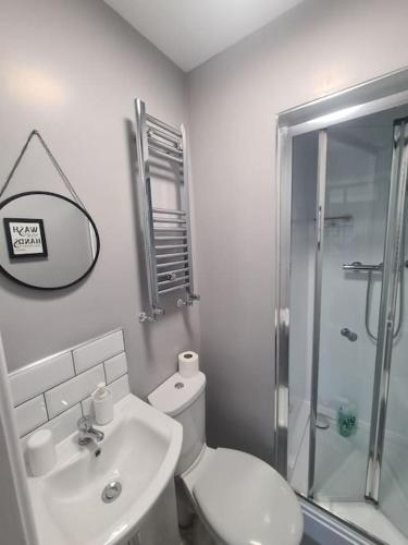 Ένα μπάνιο στο 6 bedroom 6 Ensuite 1 min to M6 Jct 9 15 min to Bham