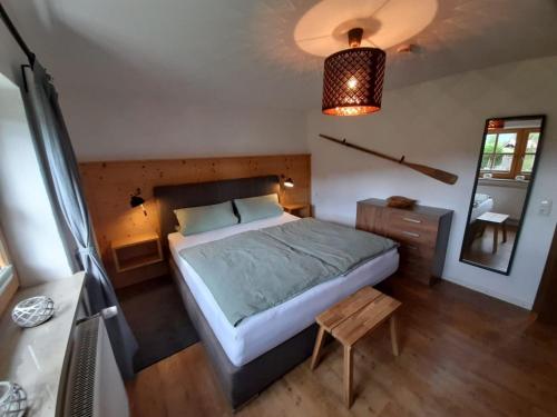 um quarto com uma cama grande e um espelho em Ferienwohnung Heimat em Grassau