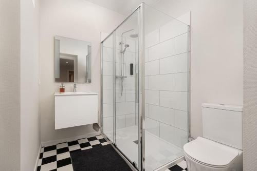 a bathroom with a shower with a toilet and a sink at Amazing appartement à Liège avec jardin in Liège