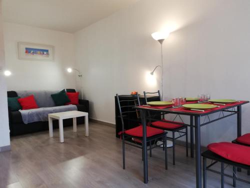 salon ze stołem, krzesłami i kanapą w obiekcie sweet-home w mieście Seignosse