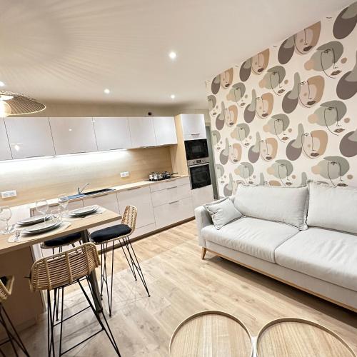 un salon avec un canapé et une table dans l'établissement Appartement cosy, à Souillac