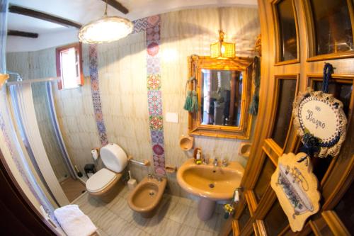 マスカルチーアにあるEtnica Penthouseのバスルーム(洗面台、トイレ、鏡付)