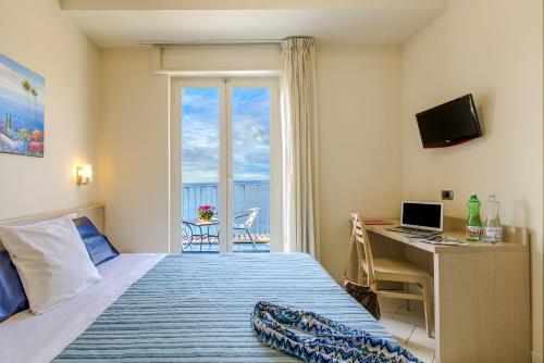 Postel nebo postele na pokoji v ubytování Hotel Cosmomare