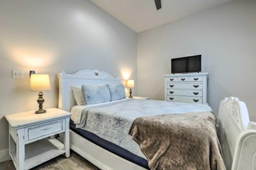 Llit o llits en una habitació de Spacious Gulfport Home - Walk to Beach!