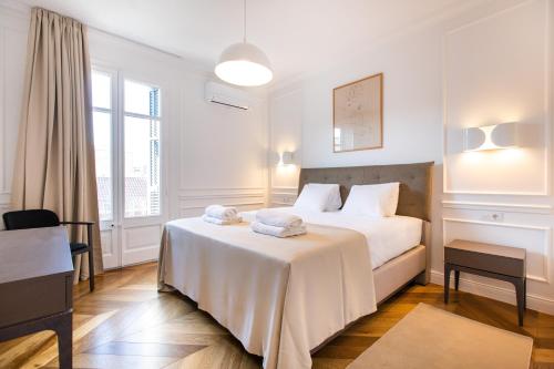 Säng eller sängar i ett rum på Majestic 4BR/4BATH apartment in Sagrada Familia area