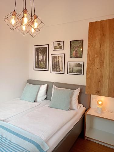 a bedroom with a bed with white and blue pillows at Ferienwohnung Mundry in Täferrot