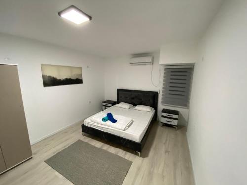 ein Schlafzimmer mit einem Bett und einem TV. in der Unterkunft Izhak Aveinu 15 in Be’er Scheva