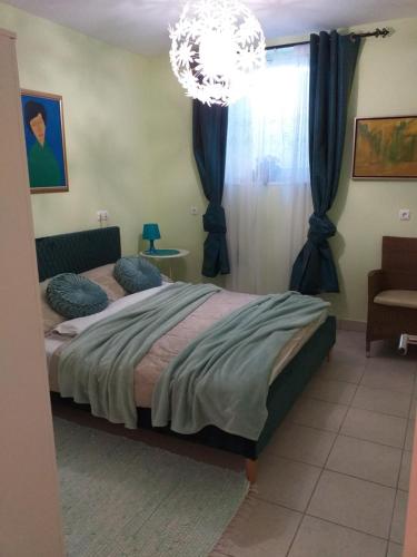 Un dormitorio con una cama y una lámpara de araña. en Apartment Stepanjan, en Bled