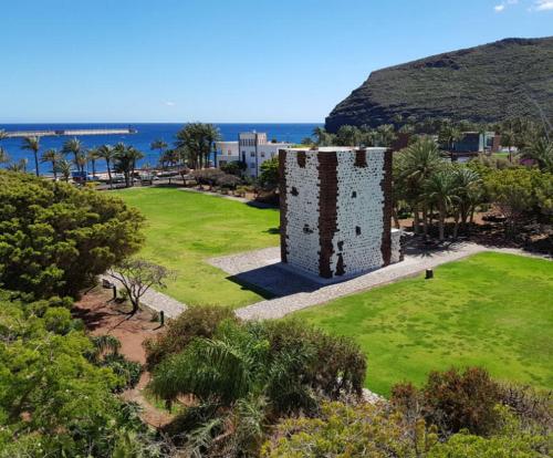 een luchtzicht op een gebouw met de oceaan op de achtergrond bij El balcón de Colon in San Sebastián de la Gomera