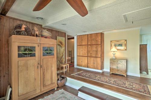 uma sala de estar com paredes de madeira e um armário de madeira em Charming Ohio River Home with Water Views and Porch! em Cave-in-Rock