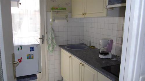 une cuisine avec un comptoir et un réfrigérateur dans l'établissement Appartement Frejus Plage, à Fréjus