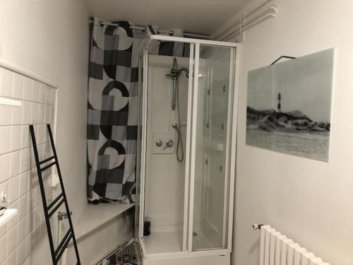 a shower in a bathroom with a glass shower stall at Tulle : superbe appartement quartier historique in Tulle