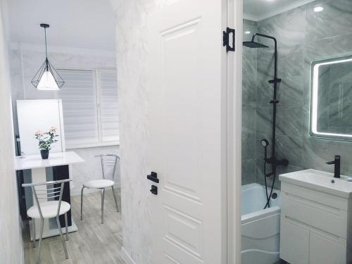 烏拉爾斯克的住宿－Квартира однокомнатная VIP，带淋浴、盥洗盆和卫生间的浴室