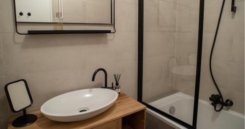 y baño con lavabo y ducha. en Cozy and fully equiped suite apartment at Ku'damm (80 m2) en Berlín