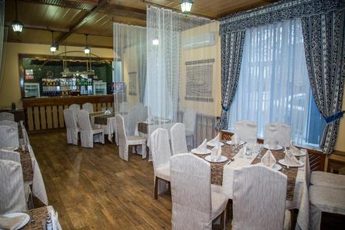 Assol Hotel tesisinde bir restoran veya yemek mekanı