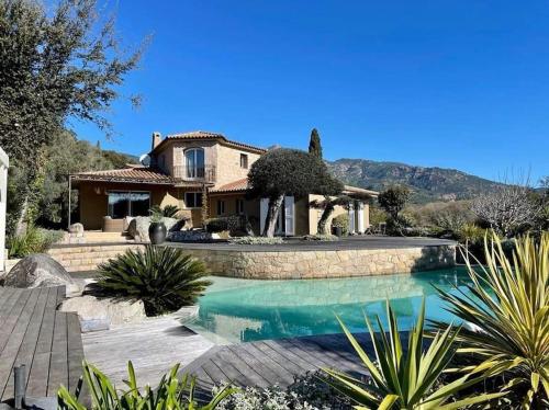 une maison avec une piscine devant une maison dans l'établissement Villa Valentine by Intendance Excellency, à Porto-Vecchio