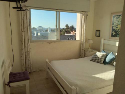 1 dormitorio con cama y ventana grande en Apartamento en Península con vista a las Islas 1 Dorm y Estar, en Punta del Este