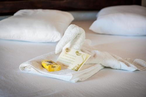 a hotel room with a towel on a bed at Casa Cumbuco e Hospedaria in Cumbuco