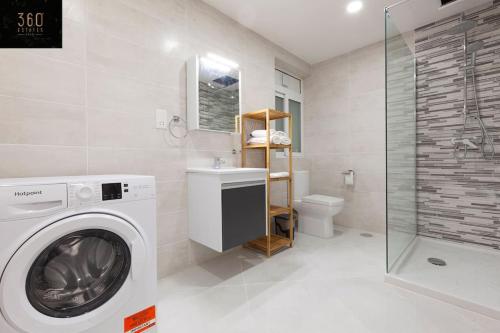 セント・ポールズ・ベイにあるSpacious 2BR APT in QAWRA - Perfect for Families by 360 Estatesのバスルーム(洗濯機、トイレ付)