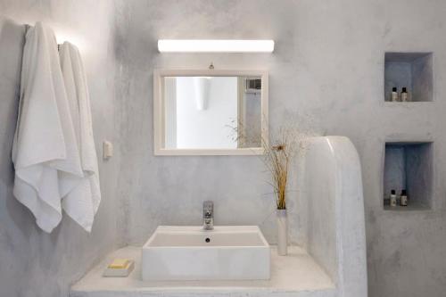 baño blanco con lavabo y ventana en Thea Villas Paros, Villa Turquoise, private pool, en Kampos