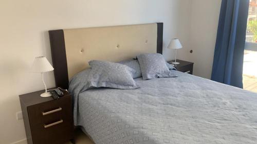 1 dormitorio con 1 cama grande y 2 almohadas en Departamento 2 Ambientes Nuevo La Perla en Mar del Plata