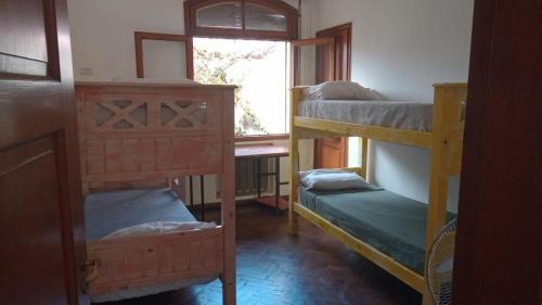 een kamer met 2 stapelbedden en een raam bij La San Francisco III in Salta